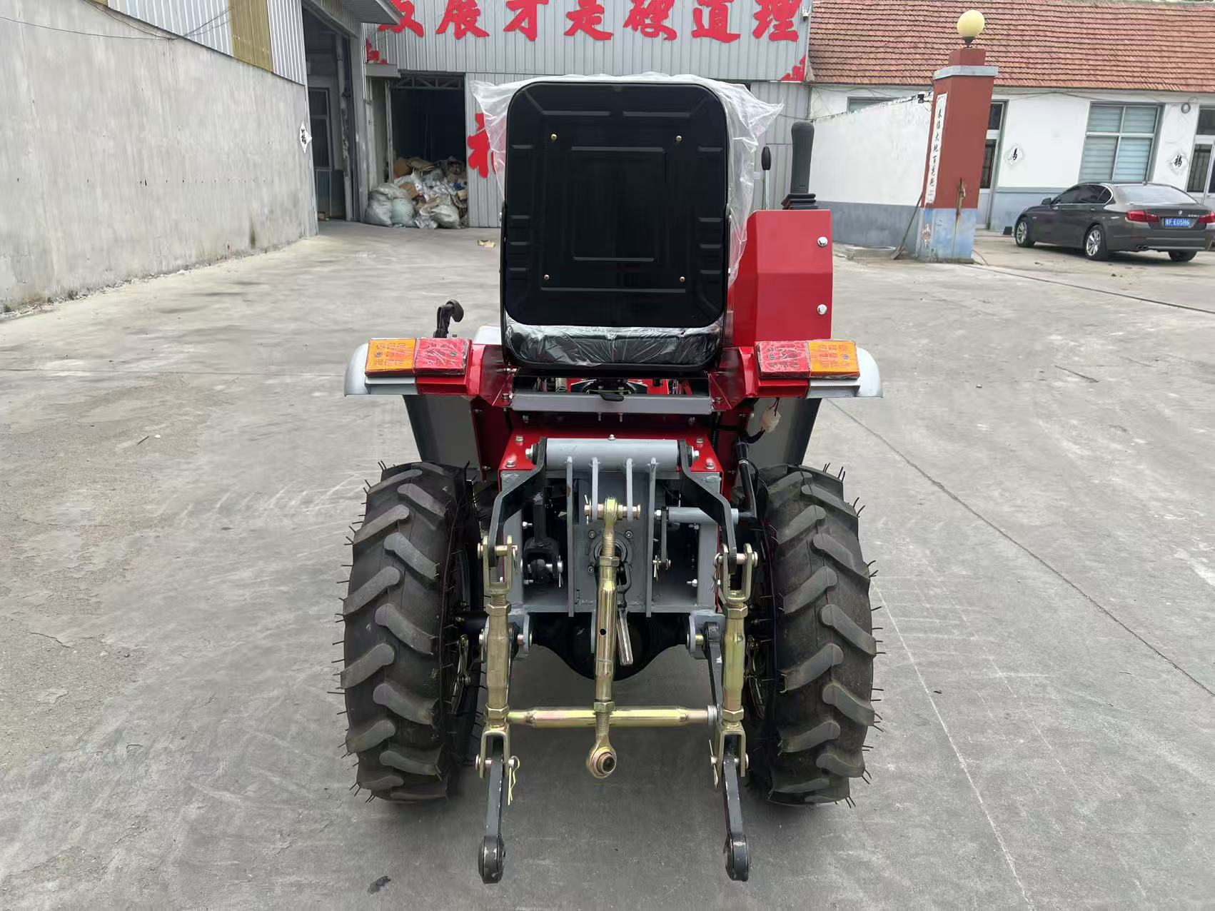 Agriculture.Farming Design - Trattore Agricolo Gommato di Nuova Generazione